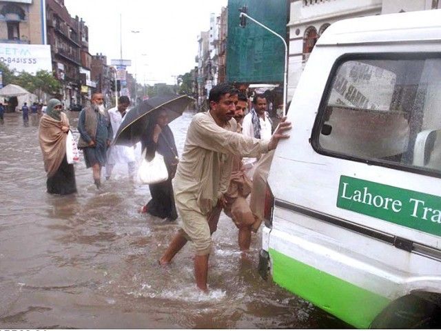 Heavy Rain in Lahore and Flooded View of Roads