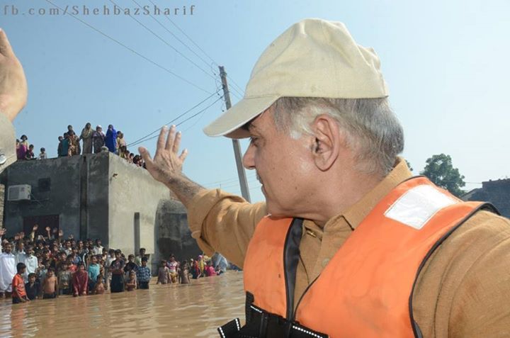 Shehbaz Sharif in Jalal Pur Bhattian Helping People Himself
