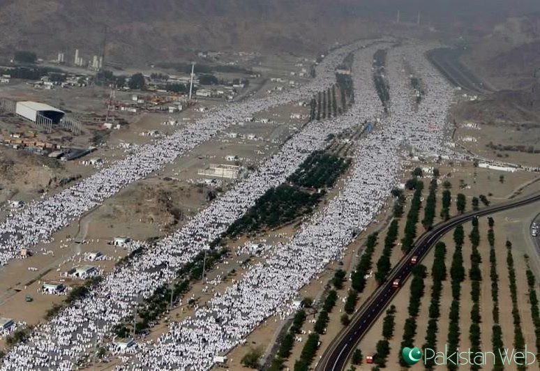 Pilgrims moving Towards Mina.